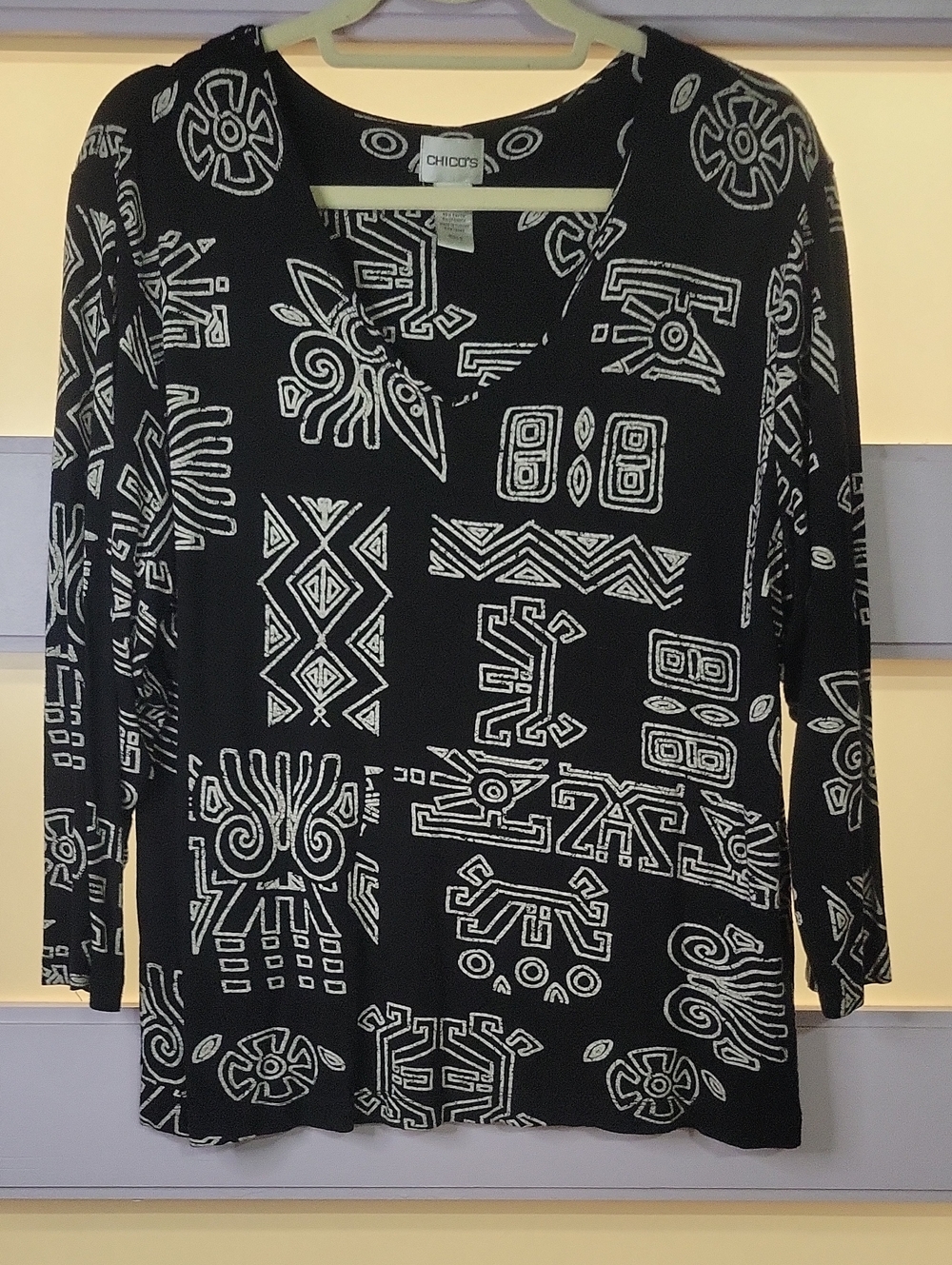 Chico's Black & White V-Neck Tribal Print Long-Sleeve Top